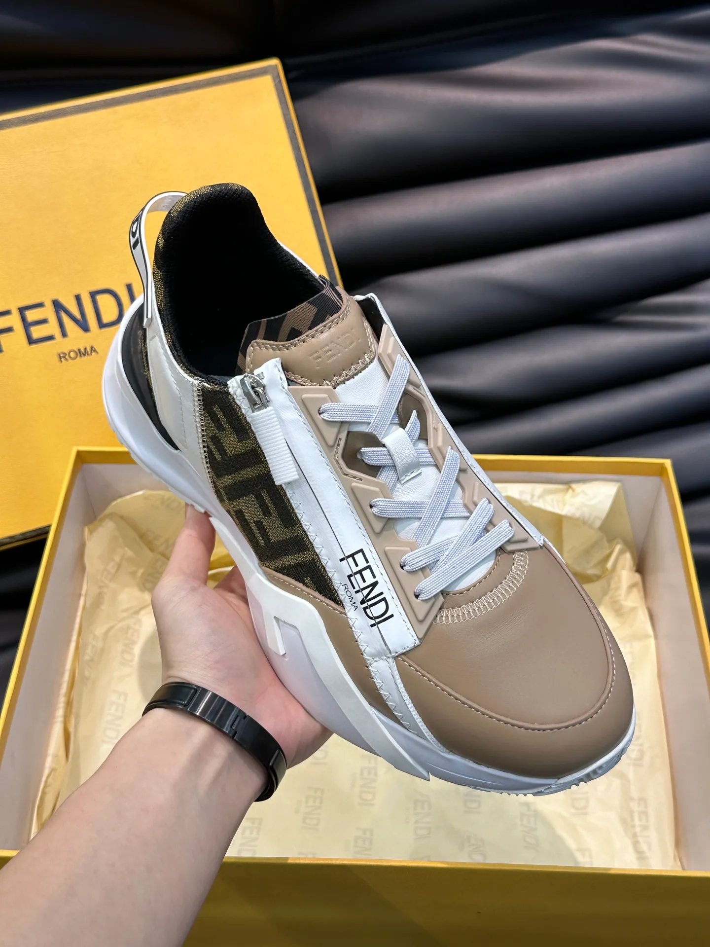 Men's shoes 💰p560 "Fend*" new men's casual sports shoes, equipped with elastic straps, side zippers, and corrugated soles engraved with F. Embossed Fendi Flow lettering on the heel. Made of technical fabric and a mix of blue and suede. Decorated with Lycra® details. FF graphic tongue. Ultra-light and wear-resistant EVA sole. Size: 38-44